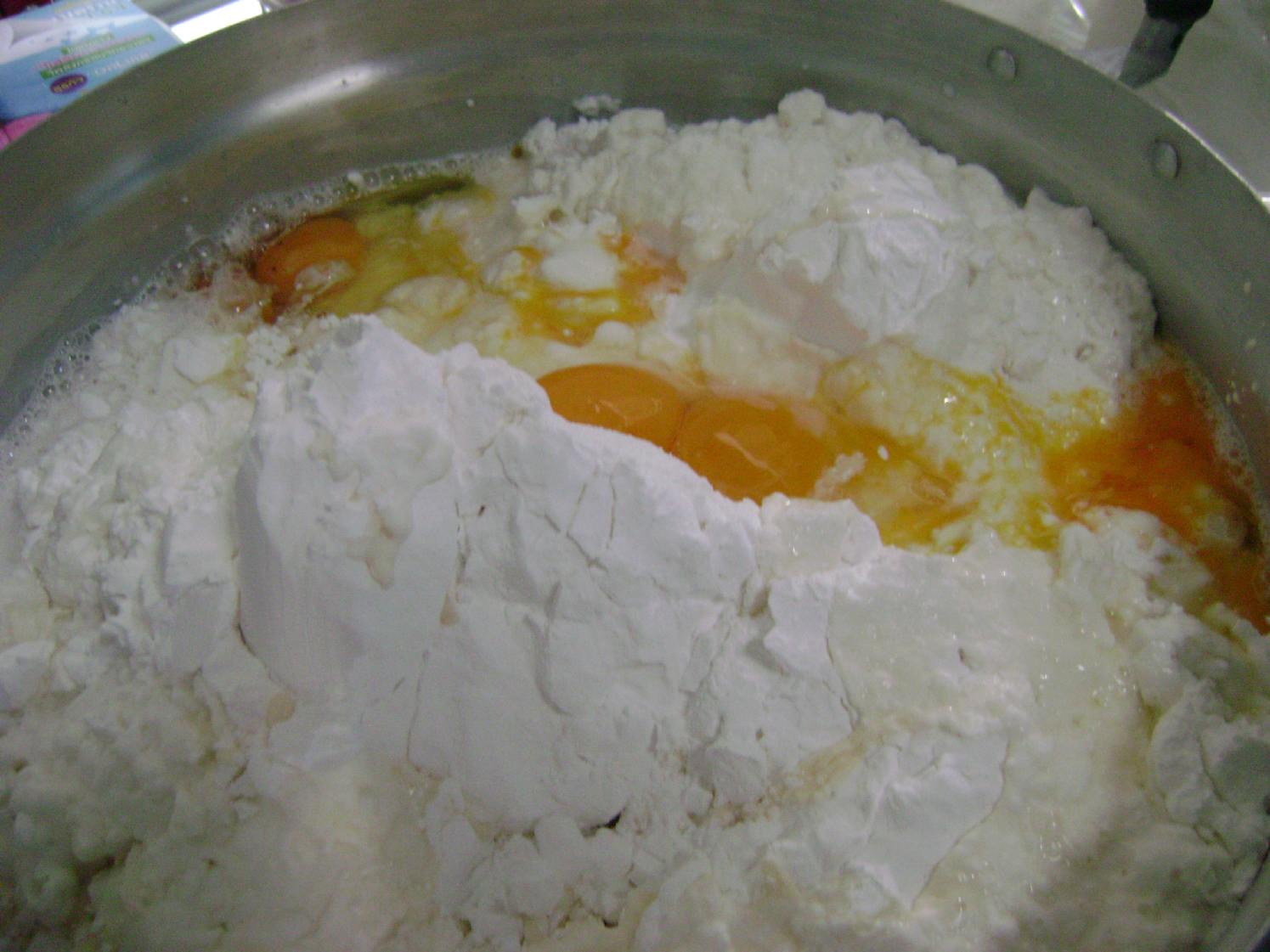 ขนมชนิดหนึ่ง ทําด้วยแป้งประสมกับกะทิและไข่ เทราด ลงในพิมพ์ซึ่งมักมีลักษณะกลมให้เป็นแผ่นบาง ๆ ผิงไฟให้สุก แล้วม้วนเป็นหลอด, ถ้าพับเป็นชิ้น เรียก ทองพับ, มีทั้งอย่าง รสเค็มและรสหวาน ขนมชนิดหนึ่ง ทําด้วยแป้งประสมกับกะทิและไข่ เทราด ลงในพิมพ์ซึ่งมักมีลักษณะกลมให้เป็นแผ่นบาง ๆ ผิงไฟให้สุก แล้วม้วนเป็นหลอด, ถ้าพับเป็นชิ้น เรียก ทองพับ, มีทั้งอย่าง รสเค็มและรสหวาน