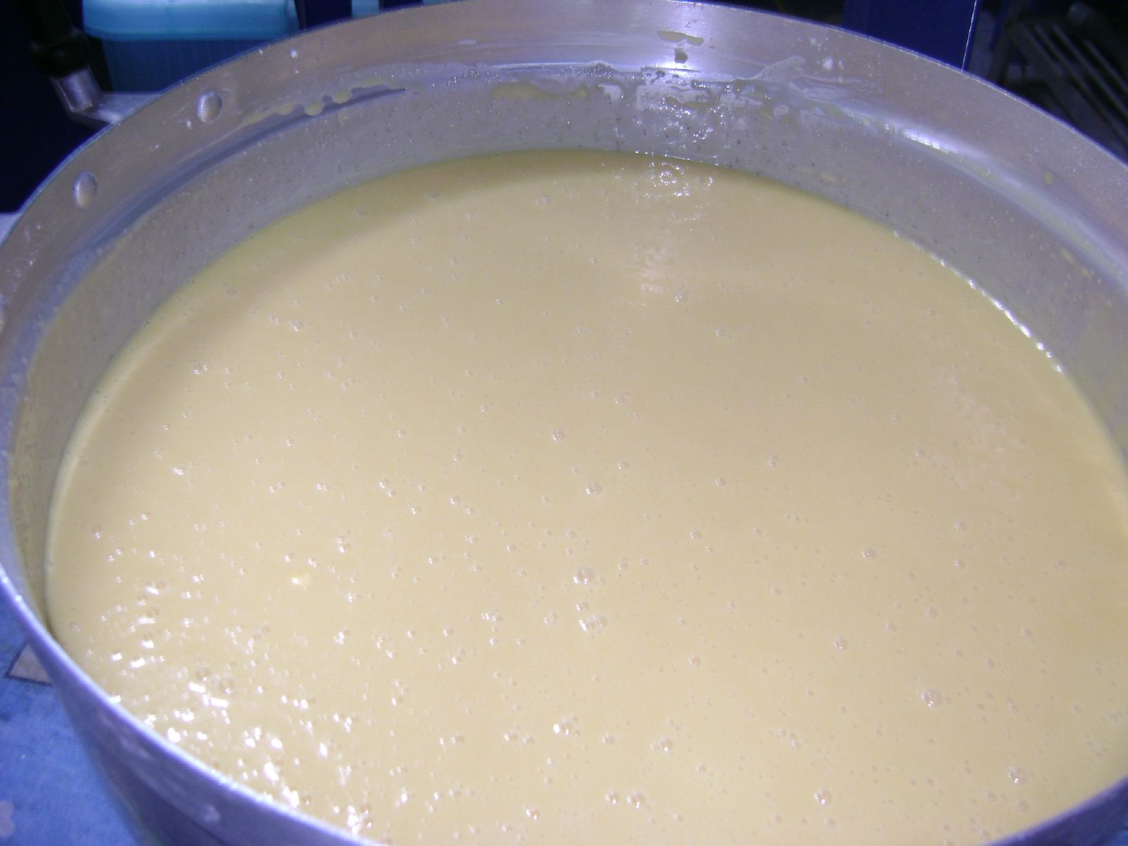 ขนมชนิดหนึ่ง ทําด้วยแป้งประสมกับกะทิและไข่ เทราด ลงในพิมพ์ซึ่งมักมีลักษณะกลมให้เป็นแผ่นบาง ๆ ผิงไฟให้สุก แล้วม้วนเป็นหลอด, ถ้าพับเป็นชิ้น เรียก ทองพับ, มีทั้งอย่าง รสเค็มและรสหวาน ขนมชนิดหนึ่ง ทําด้วยแป้งประสมกับกะทิและไข่ เทราด ลงในพิมพ์ซึ่งมักมีลักษณะกลมให้เป็นแผ่นบาง ๆ ผิงไฟให้สุก แล้วม้วนเป็นหลอด, ถ้าพับเป็นชิ้น เรียก ทองพับ, มีทั้งอย่าง รสเค็มและรสหวาน