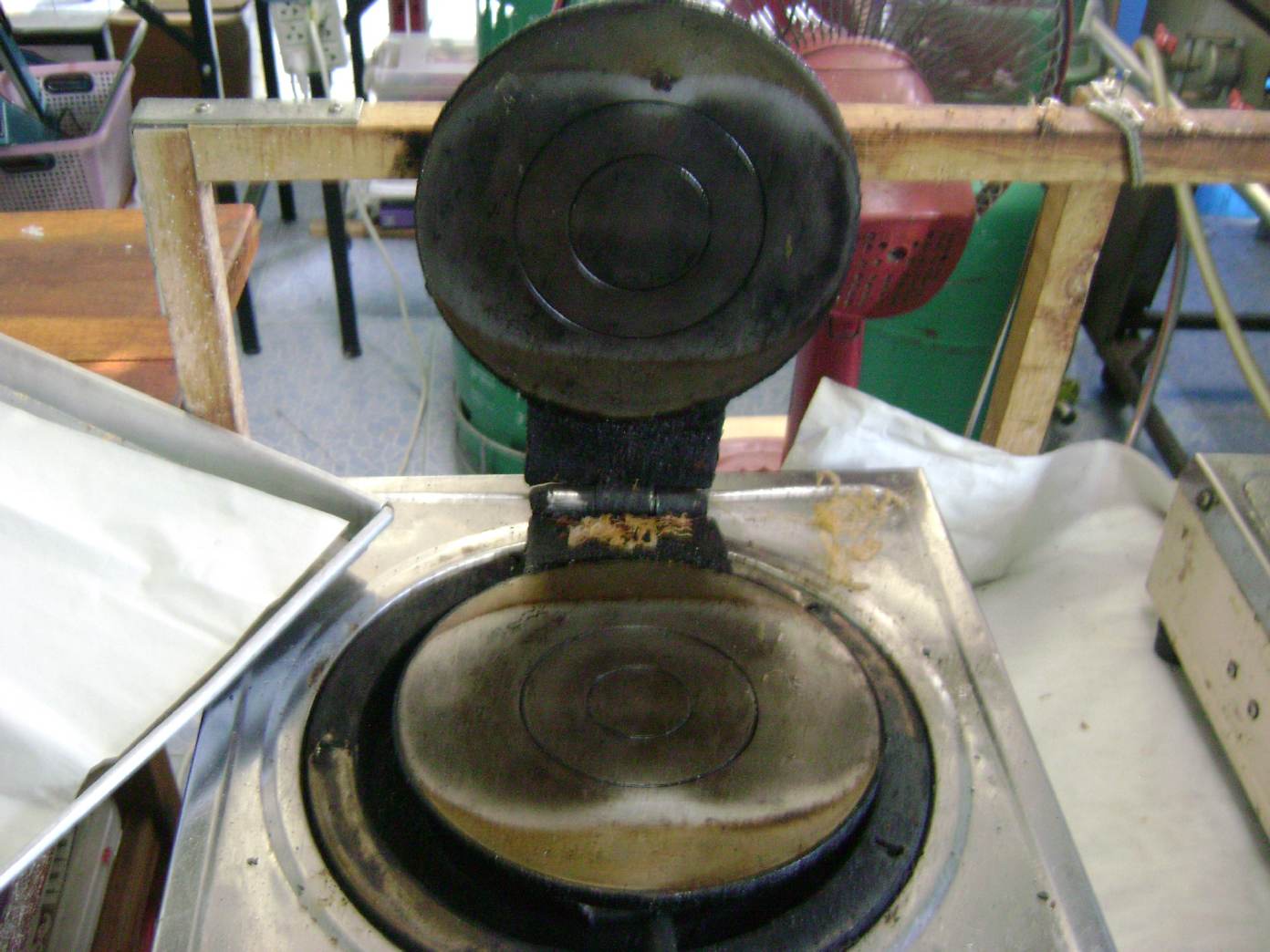 ขนมชนิดหนึ่ง ทําด้วยแป้งประสมกับกะทิและไข่ เทราด ลงในพิมพ์ซึ่งมักมีลักษณะกลมให้เป็นแผ่นบาง ๆ ผิงไฟให้สุก แล้วม้วนเป็นหลอด, ถ้าพับเป็นชิ้น เรียก ทองพับ, มีทั้งอย่าง รสเค็มและรสหวาน ขนมชนิดหนึ่ง ทําด้วยแป้งประสมกับกะทิและไข่ เทราด ลงในพิมพ์ซึ่งมักมีลักษณะกลมให้เป็นแผ่นบาง ๆ ผิงไฟให้สุก แล้วม้วนเป็นหลอด, ถ้าพับเป็นชิ้น เรียก ทองพับ, มีทั้งอย่าง รสเค็มและรสหวาน