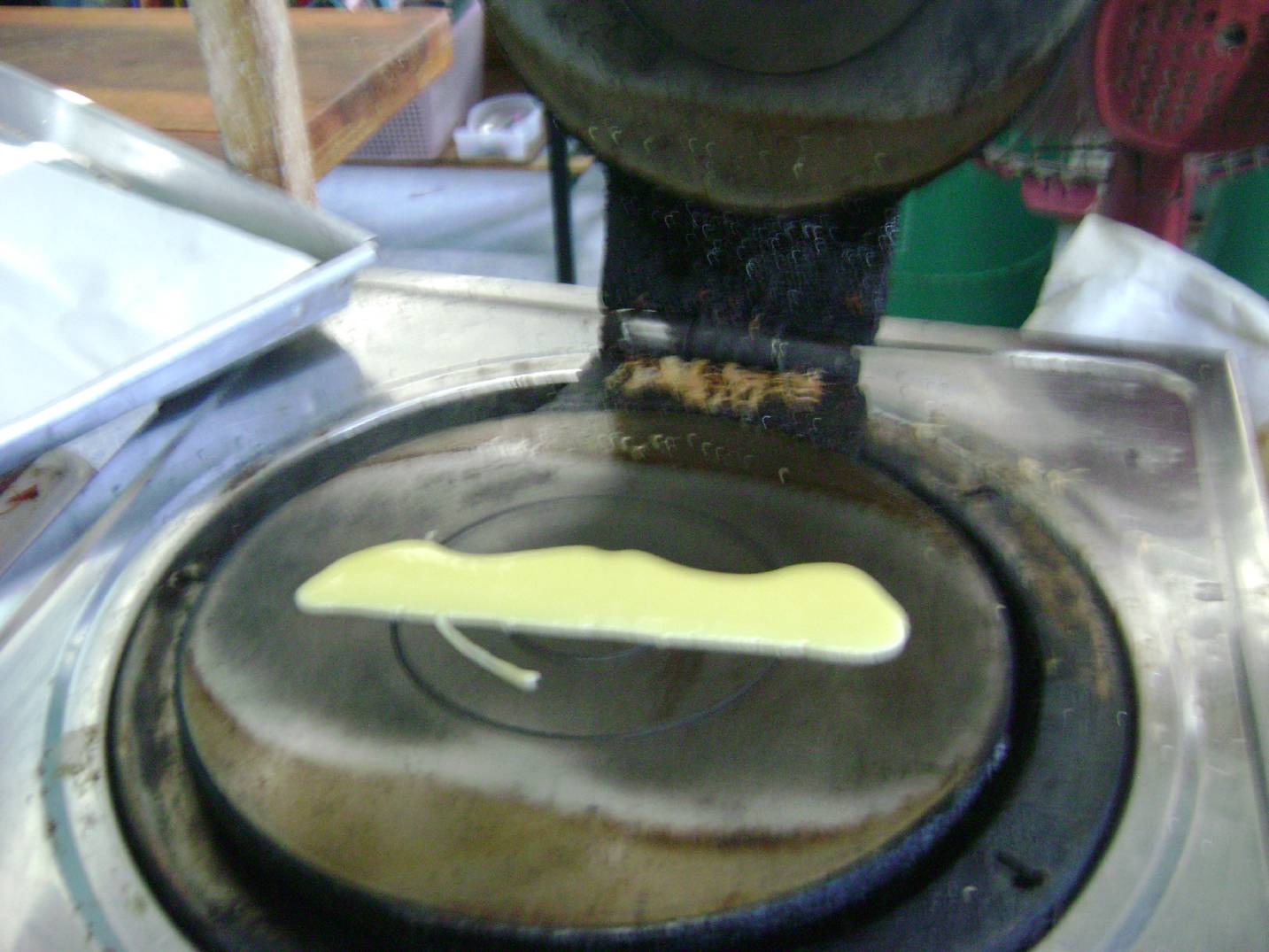 ขนมชนิดหนึ่ง ทําด้วยแป้งประสมกับกะทิและไข่ เทราด ลงในพิมพ์ซึ่งมักมีลักษณะกลมให้เป็นแผ่นบาง ๆ ผิงไฟให้สุก แล้วม้วนเป็นหลอด, ถ้าพับเป็นชิ้น เรียก ทองพับ, มีทั้งอย่าง รสเค็มและรสหวาน ขนมชนิดหนึ่ง ทําด้วยแป้งประสมกับกะทิและไข่ เทราด ลงในพิมพ์ซึ่งมักมีลักษณะกลมให้เป็นแผ่นบาง ๆ ผิงไฟให้สุก แล้วม้วนเป็นหลอด, ถ้าพับเป็นชิ้น เรียก ทองพับ, มีทั้งอย่าง รสเค็มและรสหวาน