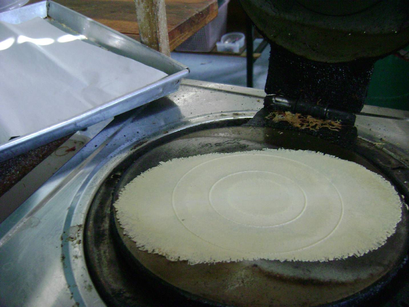 ขนมชนิดหนึ่ง ทําด้วยแป้งประสมกับกะทิและไข่ เทราด ลงในพิมพ์ซึ่งมักมีลักษณะกลมให้เป็นแผ่นบาง ๆ ผิงไฟให้สุก แล้วม้วนเป็นหลอด, ถ้าพับเป็นชิ้น เรียก ทองพับ, มีทั้งอย่าง รสเค็มและรสหวาน ขนมชนิดหนึ่ง ทําด้วยแป้งประสมกับกะทิและไข่ เทราด ลงในพิมพ์ซึ่งมักมีลักษณะกลมให้เป็นแผ่นบาง ๆ ผิงไฟให้สุก แล้วม้วนเป็นหลอด, ถ้าพับเป็นชิ้น เรียก ทองพับ, มีทั้งอย่าง รสเค็มและรสหวาน