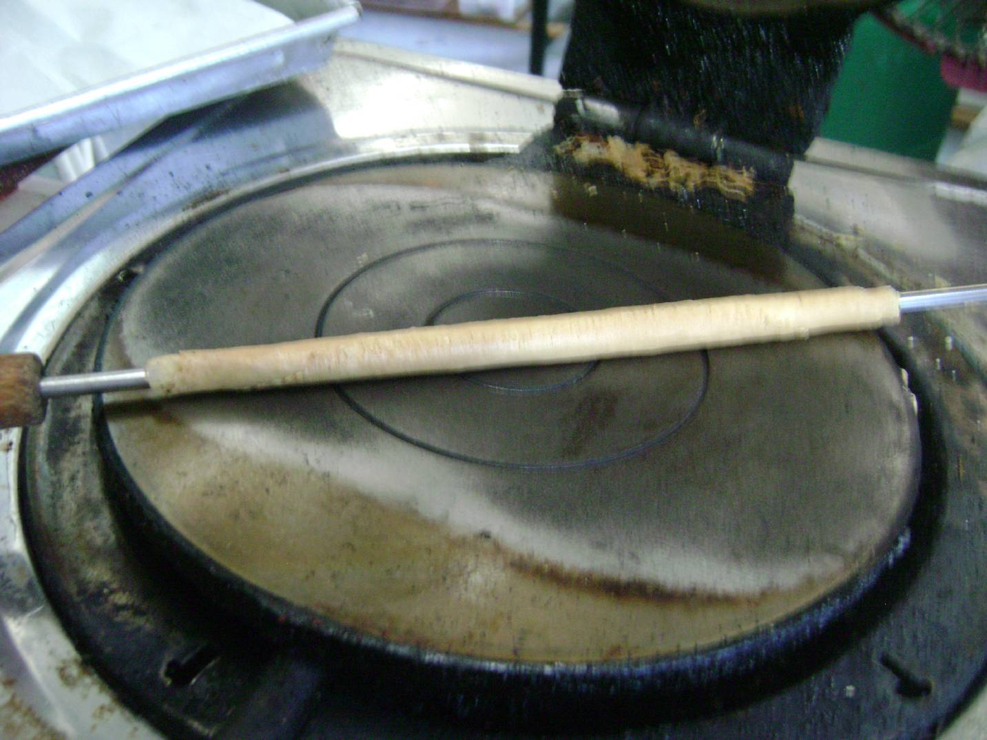 ขนมชนิดหนึ่ง ทําด้วยแป้งประสมกับกะทิและไข่ เทราด ลงในพิมพ์ซึ่งมักมีลักษณะกลมให้เป็นแผ่นบาง ๆ ผิงไฟให้สุก แล้วม้วนเป็นหลอด, ถ้าพับเป็นชิ้น เรียก ทองพับ, มีทั้งอย่าง รสเค็มและรสหวาน ขนมชนิดหนึ่ง ทําด้วยแป้งประสมกับกะทิและไข่ เทราด ลงในพิมพ์ซึ่งมักมีลักษณะกลมให้เป็นแผ่นบาง ๆ ผิงไฟให้สุก แล้วม้วนเป็นหลอด, ถ้าพับเป็นชิ้น เรียก ทองพับ, มีทั้งอย่าง รสเค็มและรสหวาน