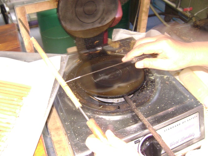 ขนมชนิดหนึ่ง ทําด้วยแป้งประสมกับกะทิและไข่ เทราด ลงในพิมพ์ซึ่งมักมีลักษณะกลมให้เป็นแผ่นบาง ๆ ผิงไฟให้สุก แล้วม้วนเป็นหลอด, ถ้าพับเป็นชิ้น เรียก ทองพับ, มีทั้งอย่าง รสเค็มและรสหวาน ขนมชนิดหนึ่ง ทําด้วยแป้งประสมกับกะทิและไข่ เทราด ลงในพิมพ์ซึ่งมักมีลักษณะกลมให้เป็นแผ่นบาง ๆ ผิงไฟให้สุก แล้วม้วนเป็นหลอด, ถ้าพับเป็นชิ้น เรียก ทองพับ, มีทั้งอย่าง รสเค็มและรสหวาน