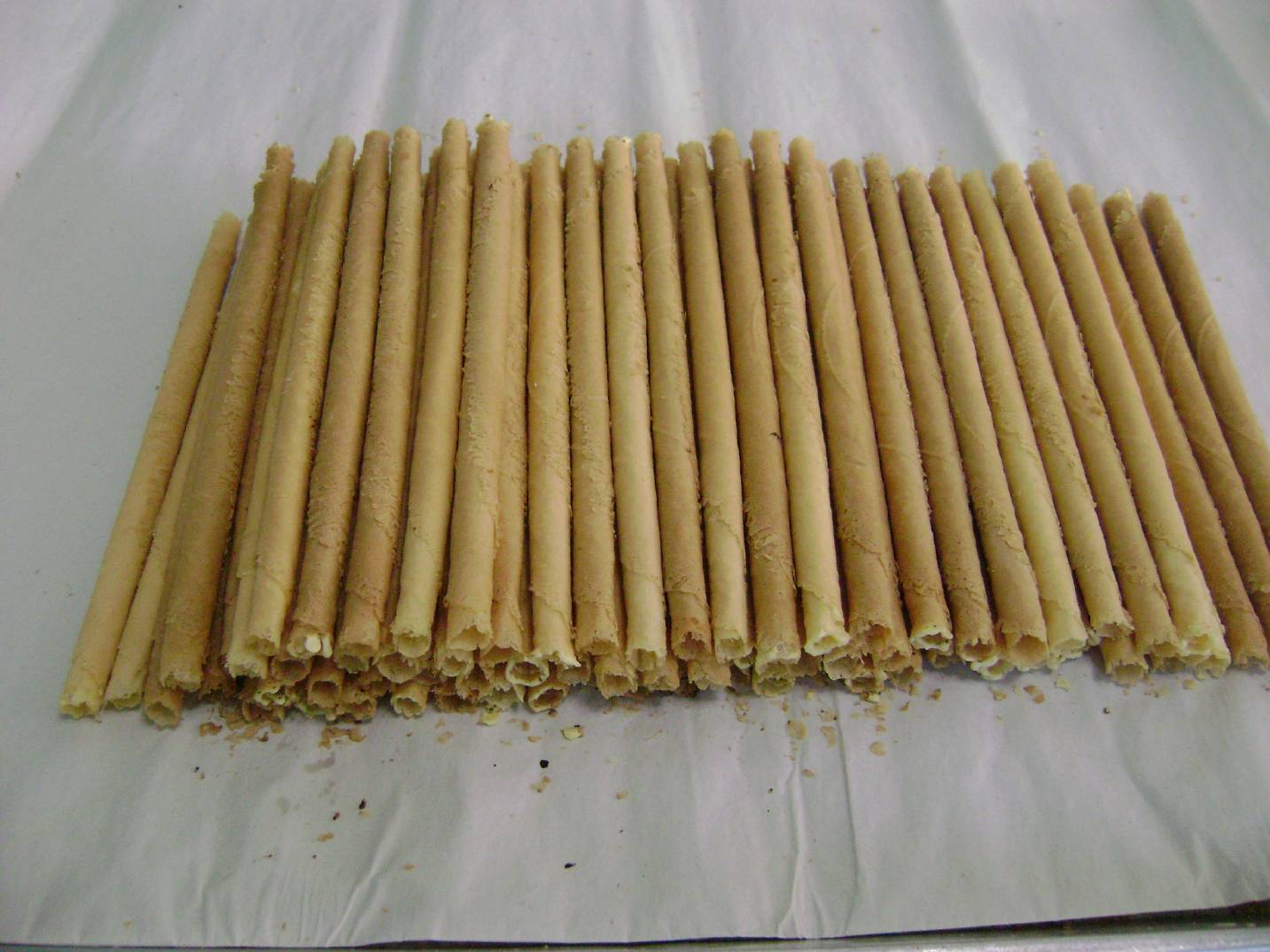 ขนมชนิดหนึ่ง ทําด้วยแป้งประสมกับกะทิและไข่ เทราด ลงในพิมพ์ซึ่งมักมีลักษณะกลมให้เป็นแผ่นบาง ๆ ผิงไฟให้สุก แล้วม้วนเป็นหลอด, ถ้าพับเป็นชิ้น เรียก ทองพับ, มีทั้งอย่าง รสเค็มและรสหวาน ขนมชนิดหนึ่ง ทําด้วยแป้งประสมกับกะทิและไข่ เทราด ลงในพิมพ์ซึ่งมักมีลักษณะกลมให้เป็นแผ่นบาง ๆ ผิงไฟให้สุก แล้วม้วนเป็นหลอด, ถ้าพับเป็นชิ้น เรียก ทองพับ, มีทั้งอย่าง รสเค็มและรสหวาน