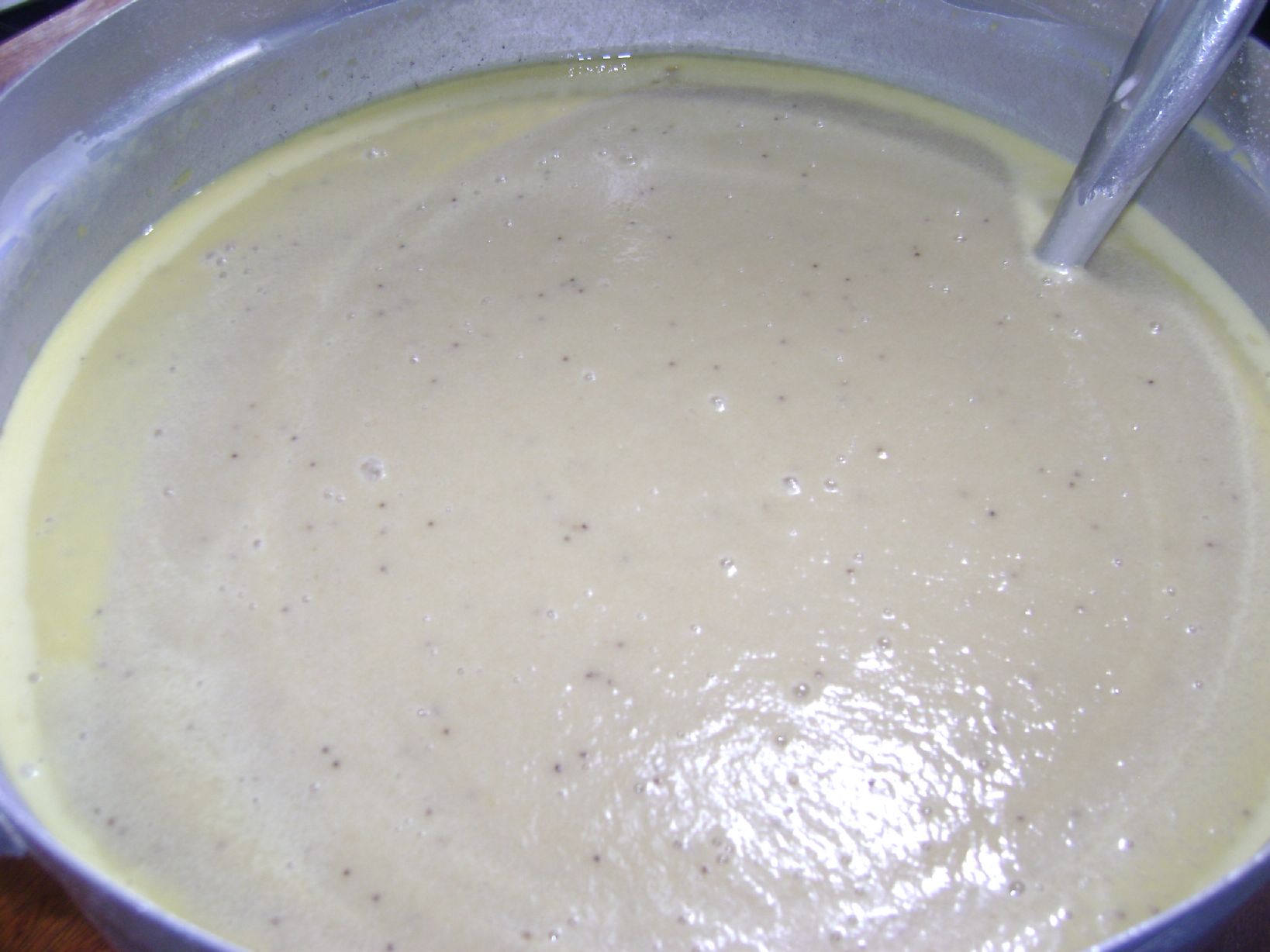 ขนมชนิดหนึ่ง ทําด้วยแป้งประสมกับกะทิและไข่ เทราด ลงในพิมพ์ซึ่งมักมีลักษณะกลมให้เป็นแผ่นบาง ๆ ผิงไฟให้สุก แล้วม้วนเป็นหลอด, ถ้าพับเป็นชิ้น เรียก ทองพับ, มีทั้งอย่าง รสเค็มและรสหวาน ขนมชนิดหนึ่ง ทําด้วยแป้งประสมกับกะทิและไข่ เทราด ลงในพิมพ์ซึ่งมักมีลักษณะกลมให้เป็นแผ่นบาง ๆ ผิงไฟให้สุก แล้วม้วนเป็นหลอด, ถ้าพับเป็นชิ้น เรียก ทองพับ, มีทั้งอย่าง รสเค็มและรสหวาน