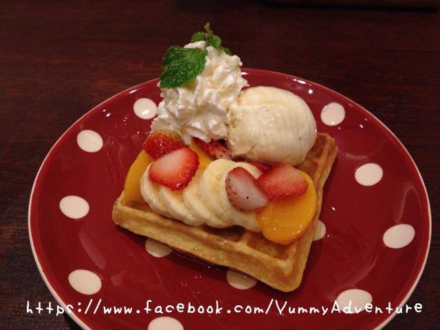 ྨ¡Թҹ  ͧԹµ facebook YummyAdventure ྨStrawberry, Banana and Peach + Waffle & Vanilla Ice-cream ҹ On the Table