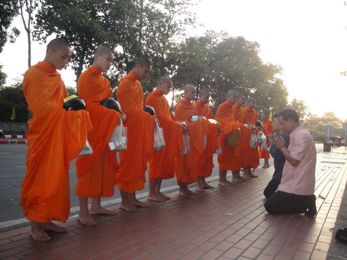 ชาวพุทธต้องศึกษา สิ่งที่ไม่ควรจะใส่บาตรพระ ถ้าต้องการจะทำบุญทำทาน