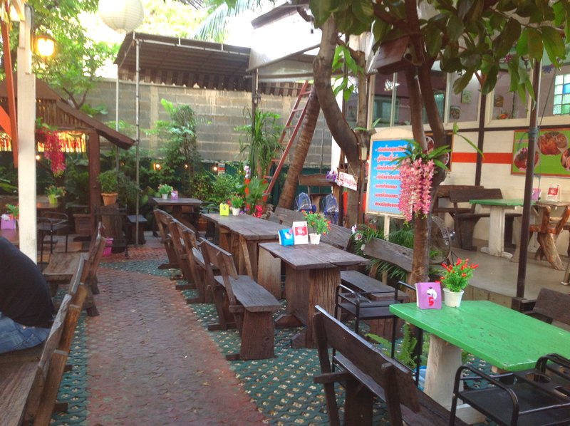 โซนเอาท์ดอร์ร้านบ้านสุขสวัสดิ์