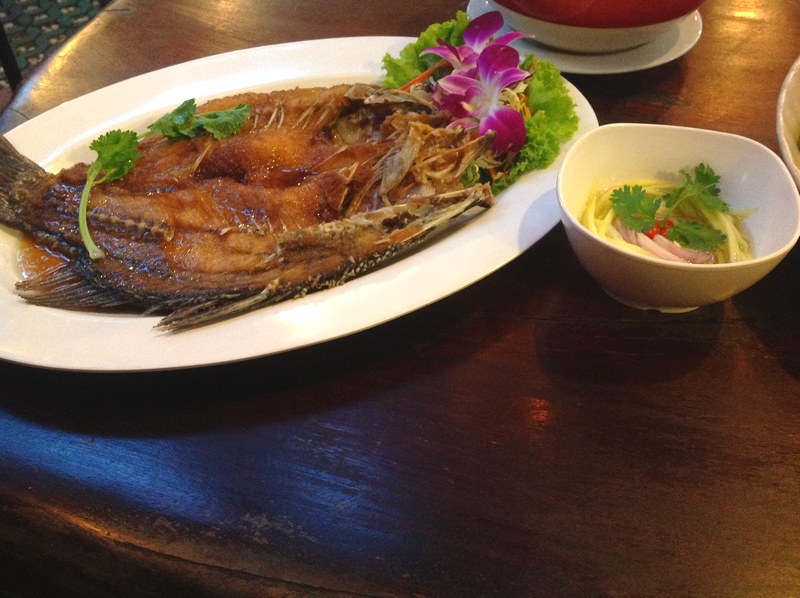 ปลากะพงทอดน้ำปลา ร้านบ้านสุขสวัสดิ์