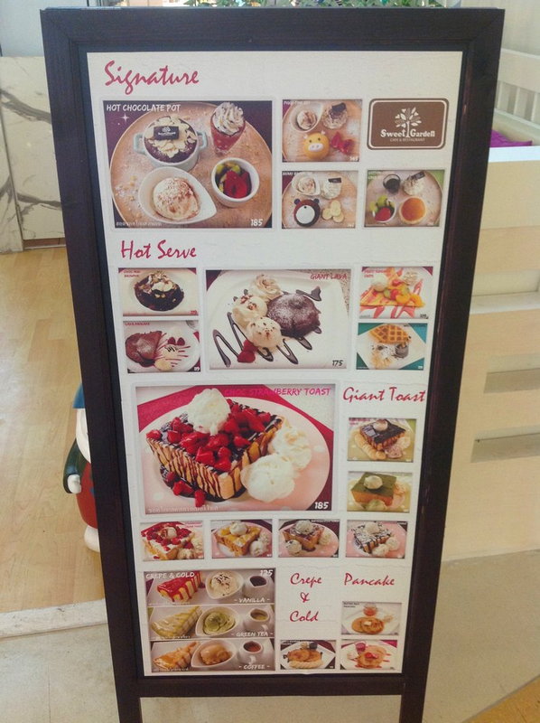 ป้ายแนะนำเมนูเค้กหน้าร้าน sweet garden udon
