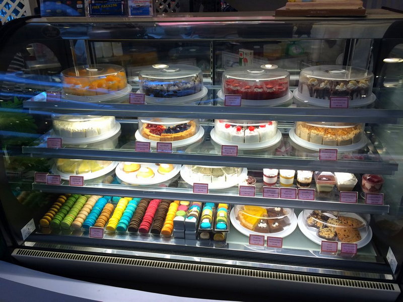 เค้กโชร์ ในตู้เค้กร้าน sweet garden
