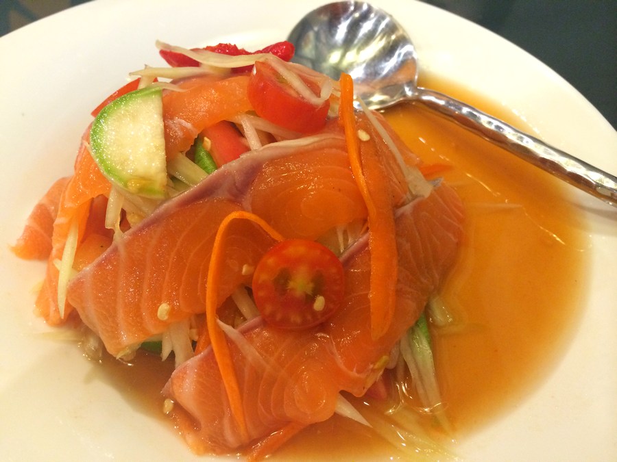 ส้มตำแซลมอน ร้านนัวนัว เมกาบางนา