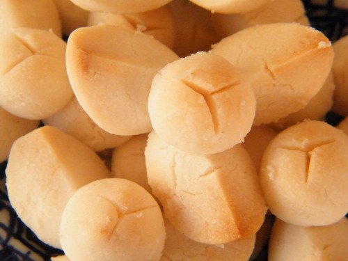 Image result for ขนมกลีบลำดวน