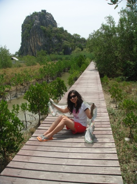 นางแบบของเราโพสท่าอยู่ที่ทางเดินศึกษาธรรมชาติป่าชายเลน