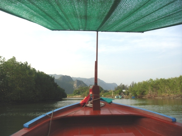 ล่องเรือไปตามคลองเขาแดง