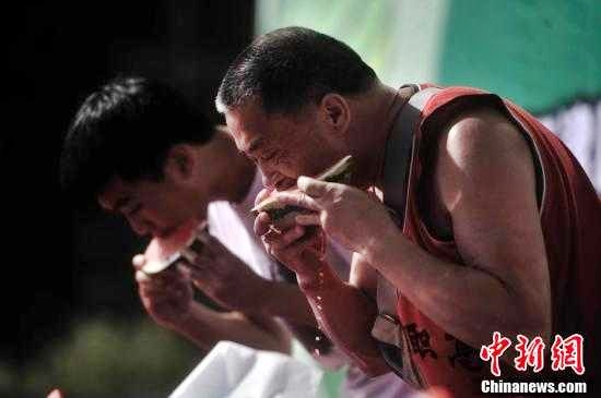 ผลการค้นหารูปภาพสำหรับ ภาพโบราณแม่ลูกคนจีนกินแตงโม