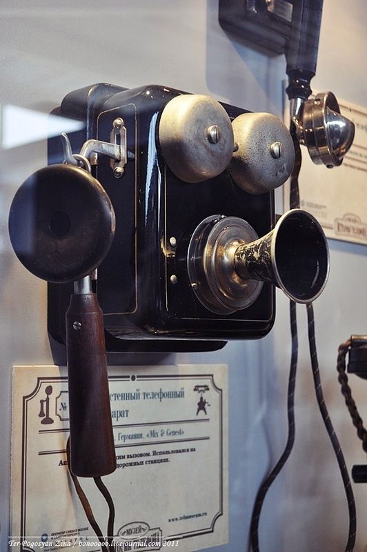 Какой первый телефон в мире. Телефонный аппарат 1876. Первые Телефонные аппараты в России. Телефонный аппарат 1876 год. Музей телефонных аппаратов.