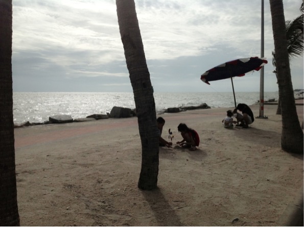 ถนนลื่นๆริมหาดบางแสน