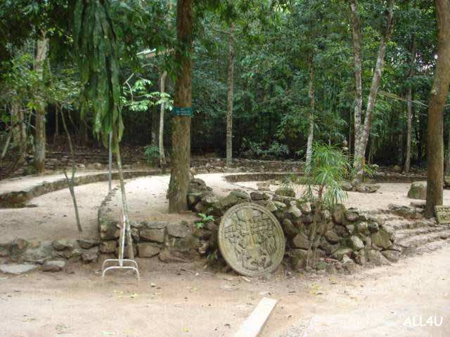 ลานหินโค้ง ไว้สำหรับ แสดงธรรม