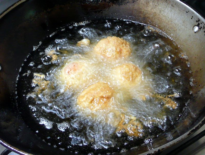 Как пожарить речную рыбу на сковороде с мукой. Жареный бекон. Обжаривание бекона. Жареная рыба с зеленью по-мароккански. Соус для жареного риса.
