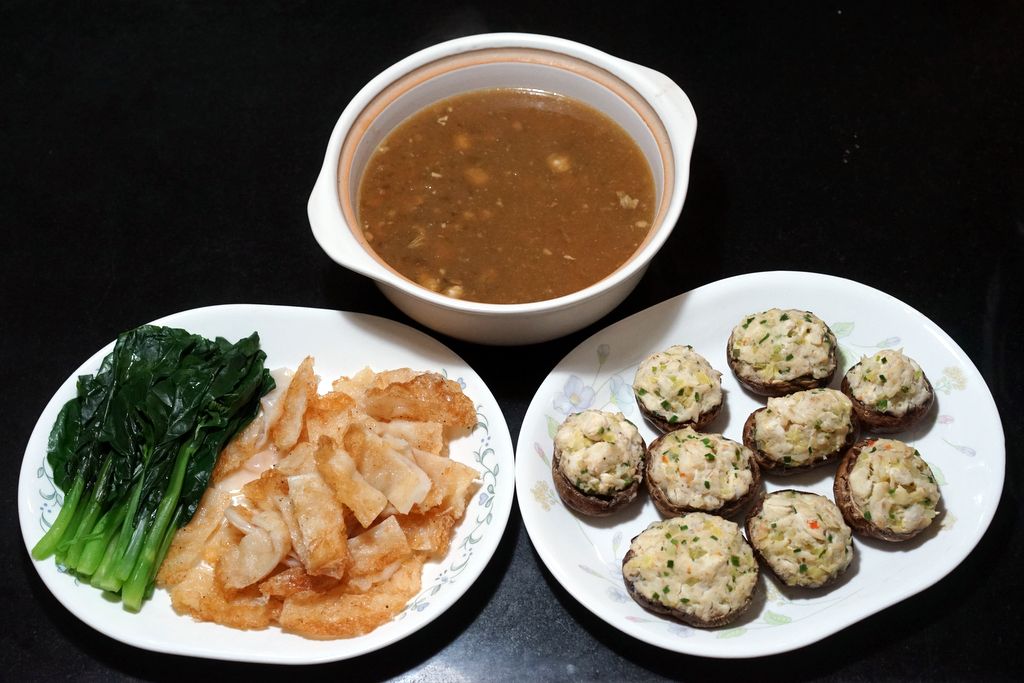 เส้นใหญ่ทอดกรอบราดหน้า หอยนางรม เห็ด Portobello ไส้ปู