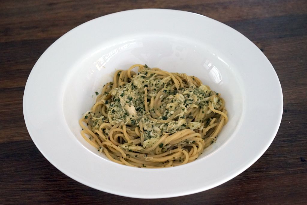 สปาเกตตีซอสครีมเพสโตและเนื้อปู (Spaghetti crab pesto cream sauce)