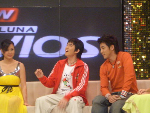 (ต่อ) ไปถ่ายรูปจากรายการจันทร์เจ้าของมา มีอ๊อฟ พัด บอย แต่มีบอยเยอะสุด