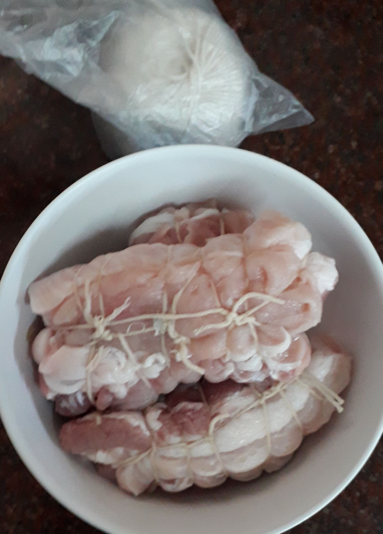 หมูชาชู : หมูสามชั้นมัดเชือก