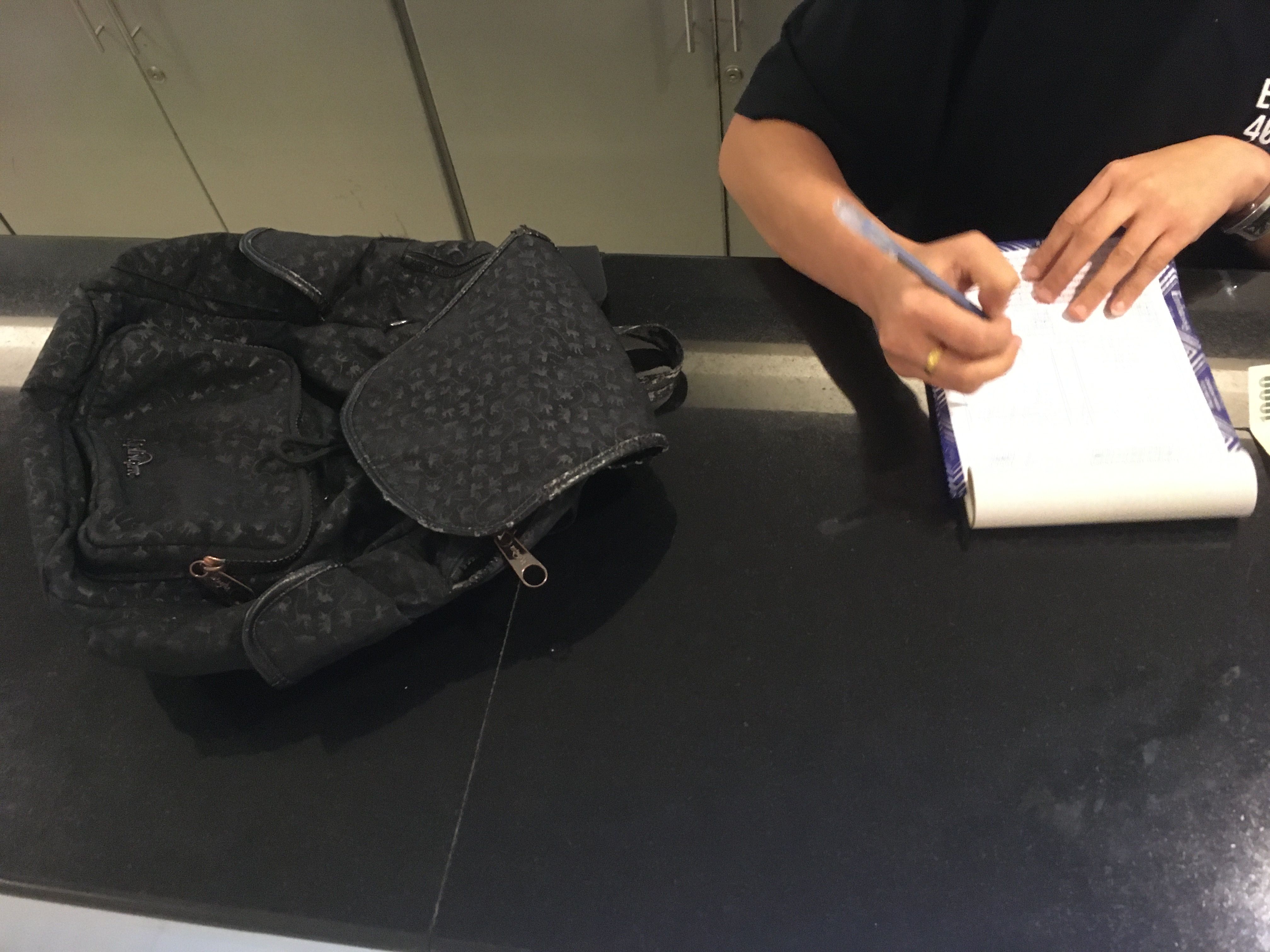 ซ่อม,กระเป๋า,แบรนด์,เนม,Brand,Brandname,Name,fix,repair,shop,siam,paragon,bangkok,thailand, how,much,cost,price,bath,many, เปลี่ยนคาวไฮด์,ซ่อม,ซิป,สปา,MyBagSpa,My,Bag,Spa,Watch,มิสเตอร์,แบ็คฟิกส์,ศูนย์,ร้าน,ช็อป, ,อยู่ที่ไหน,แผนที่,ชั้นใต้ดิน,ประตู,ซุปเปอร์มาร์เก็ต,ฝั่ง,เหนือ , เส้นทาง,ชั้น B ,ไปรษณีย์,พารากอน,BTS ,Sea Live,Food Center ,Gourmet Market, ,กำแพงสีเทา,โลโก้,สีแดง,ทางเลื่อน,Mr.Bag Fix ,รีวิว,วิธี,ส่งซ่อม,กระเป๋า,Kipling,แท้, รับ,ฝาก,ซ่อมด่วน,ทันที,รอรับ,กลับ,ตีราคา,ราคา,ประเมิน,ค่าซ่อม,เท่าไร,แพงไหม,ดีไหม,ซ่อมดี,เย็บดี, สั่ง,เปลี่ยน,หนัง,เทียม,สภาพ,ลอก,เก่า,เปื่อย,ซิป,แตก,พัง,หัก,หนังแท้,กุ๊น,กุ๊นขอบ,หูจับ,สาย,หูหิ้ว,เป้,ย่าม, ลิง,กี่วัน,นานไหม,หลักฐาน,ใบส่งซ่อม,เย็บ,ปราณีต,เรียบร้อย,วัสดุ,ขอบ,แก้,ทั้งใบ,แกะ,ร่องรอย,การซ่อม,รอยเย็บ,รอยซ่อม, อะหลั่ย,ซ่อมสวย,ฝีมือ,เนียน,ไร้ร่องรอย,มืออาชีพ,บริการ,แจ้ง,สถานะ,หลงทาง,