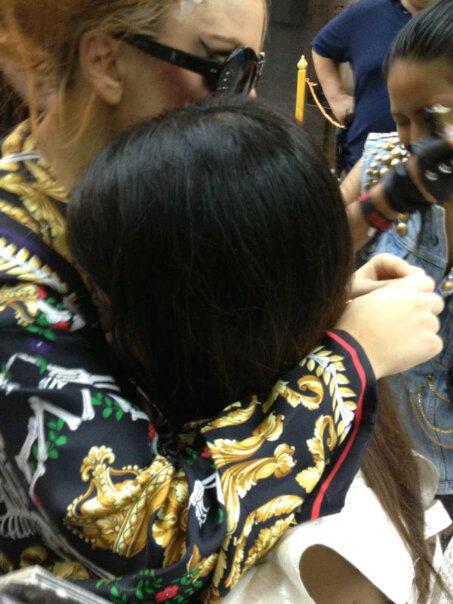 กาก้าเข้ามาใส่สร้อยให้ด้วยตัวเอง และสวมกอดเรา