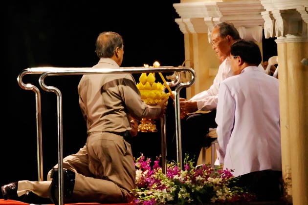 พระบาทสมเด็จพระปรมินทรมหาภูมิพลอดุลยเดช บรมนาถบพิตร ทรงลอยพระประทีป