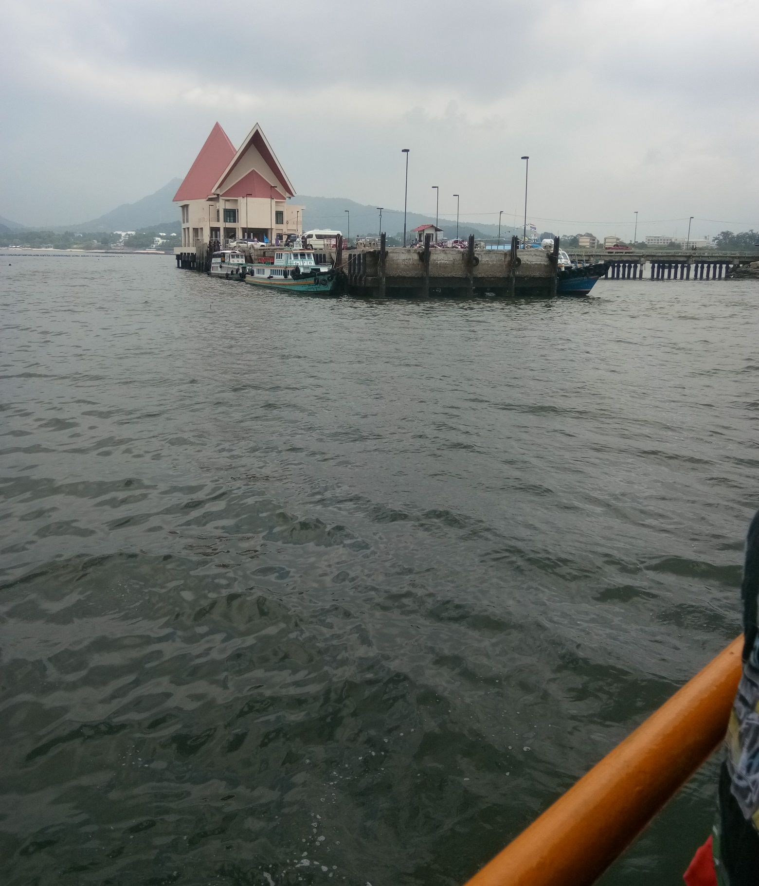 ที่จอดเรือข้ามฟากที่เกาะลอย