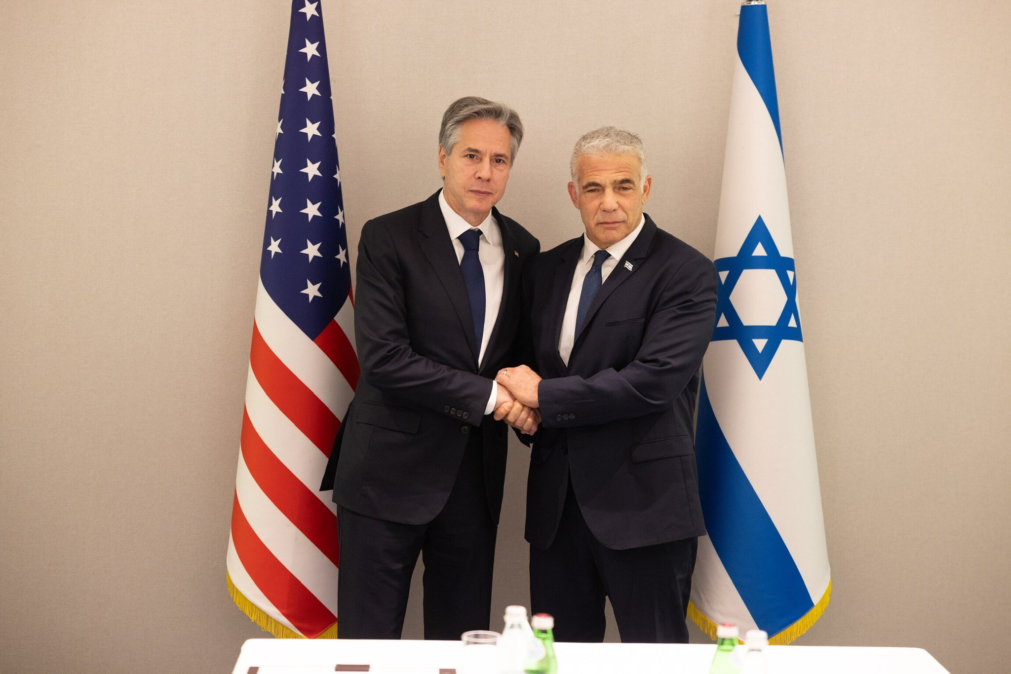 Secretary Antony Blinken @SecBlinken 4 .. 2023 I met with Israeli Opposition Leader   @yairlapid  to reiterate the United States commitment to Israel and its right to defend itself, as well as work to secure the release of hostages and further a two-state solution. Ũҡ ѧ  ѹ龺Ѻӽ¤ҹ  @yairlapid  ӤѭҢͧѰ յԷԢͧ㹡ûͧͧ ʹӧҹͻСѹûµǵǻСѹ дԹ䢻ѭͧѰ