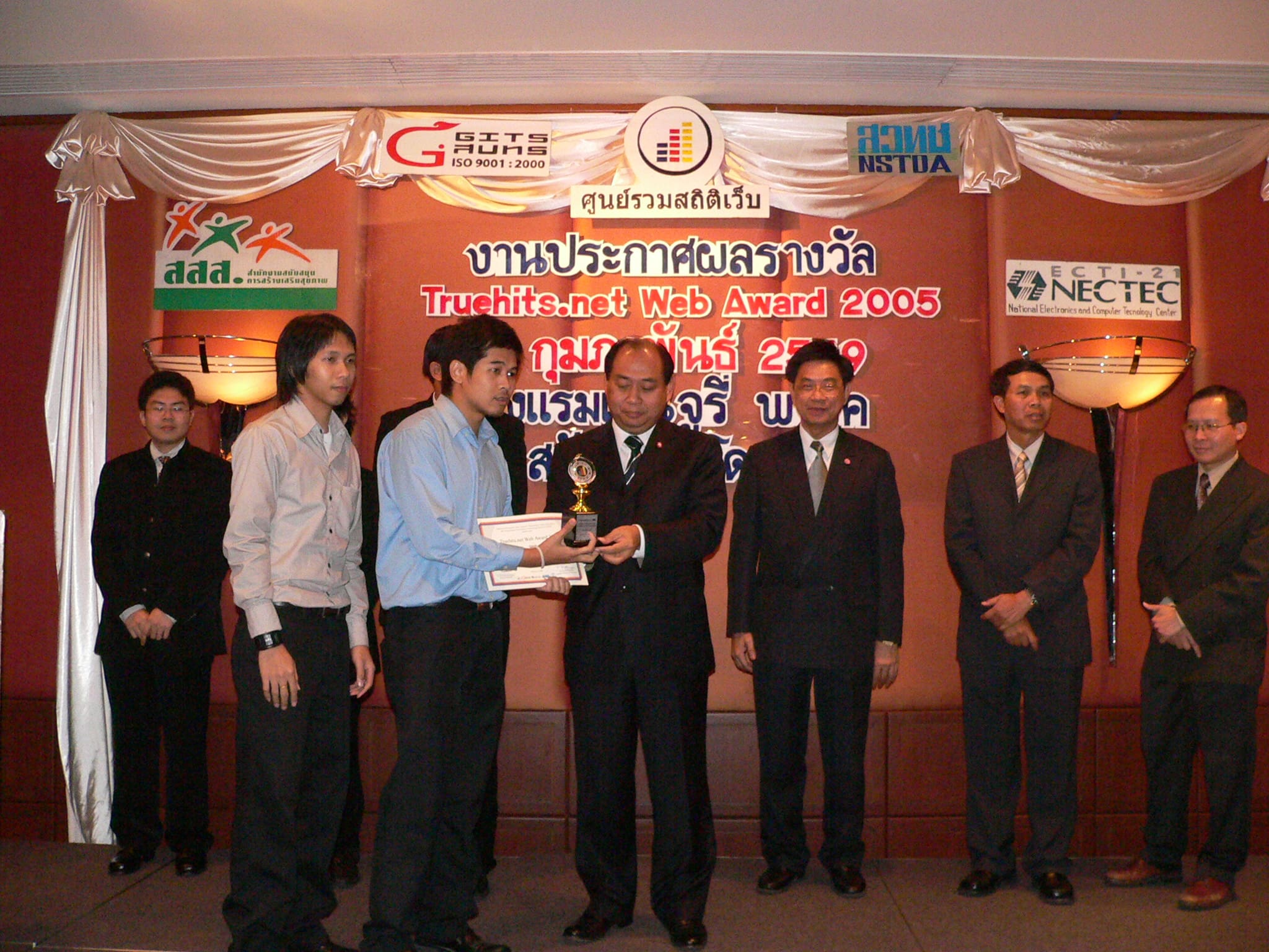  4 https://www.mthai.com TRUEHITS AWARDS 2005 GALLARY 䫵ѹѺ 1- 10 㹧ҹ TRUEHITS AWARDS 2005