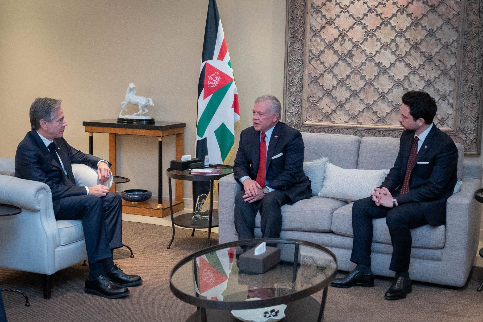Secretary Antony Blinken  @SecBlinken Met with  @KingAbdullahII  and Crown Prince Al Hussein on the Israel-Hamas conflict and our work to facilitate the delivery of humanitarian assistance to civilians in Gaza.