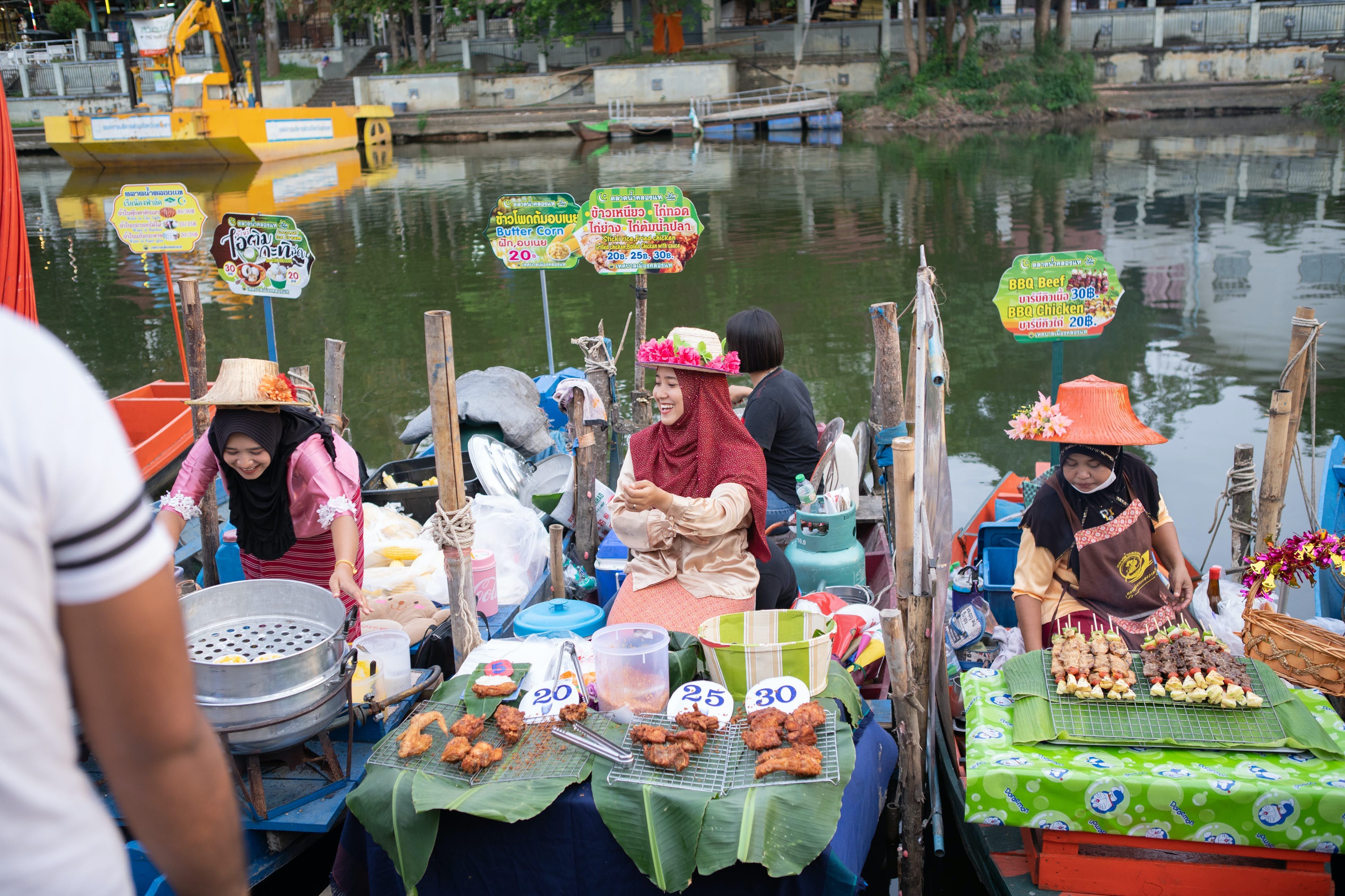 Songkhlas Khlong Hae floating market is both delicious and photogenic © Paksongpob Kasempisaisin / Shutterstock
