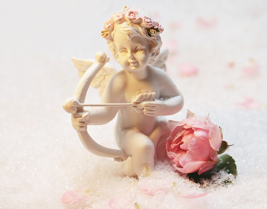 กามเทพคิวปิด เทพเจ้าแห่งความรัก กับดอกไม้วาเลนไทน์ กุหลาบสีชมพู