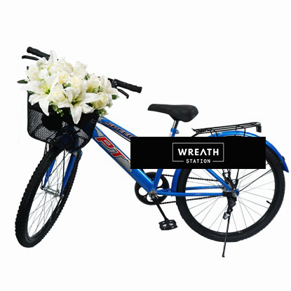 พวงหรีดจักรยานดอกไม้สีขาวในตะกร้า