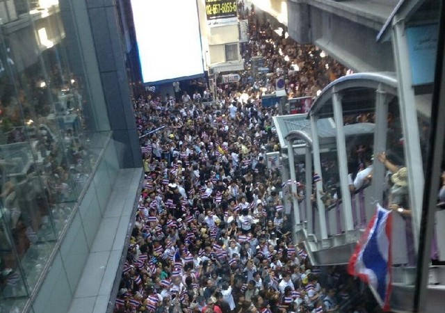 พรรคเพื่อไทยยังไม่พร้อมยุบสภา - ตำรวจเผยม็อบจะก่อตัวกลางเมือง 4 จุด