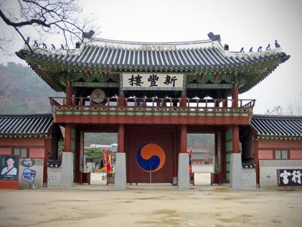  Hwaseong Haenggung Palace 