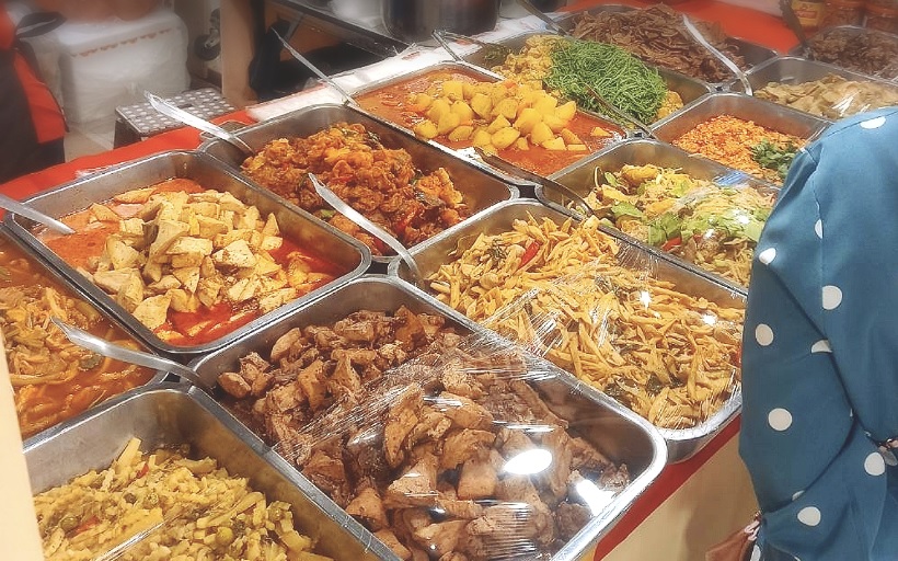 อาหารเจ ตัวอย่างอาหารเจของร้านต้นผลที่ตลาดอ่อนนุช ราดข้าว2อย่าง40บาท