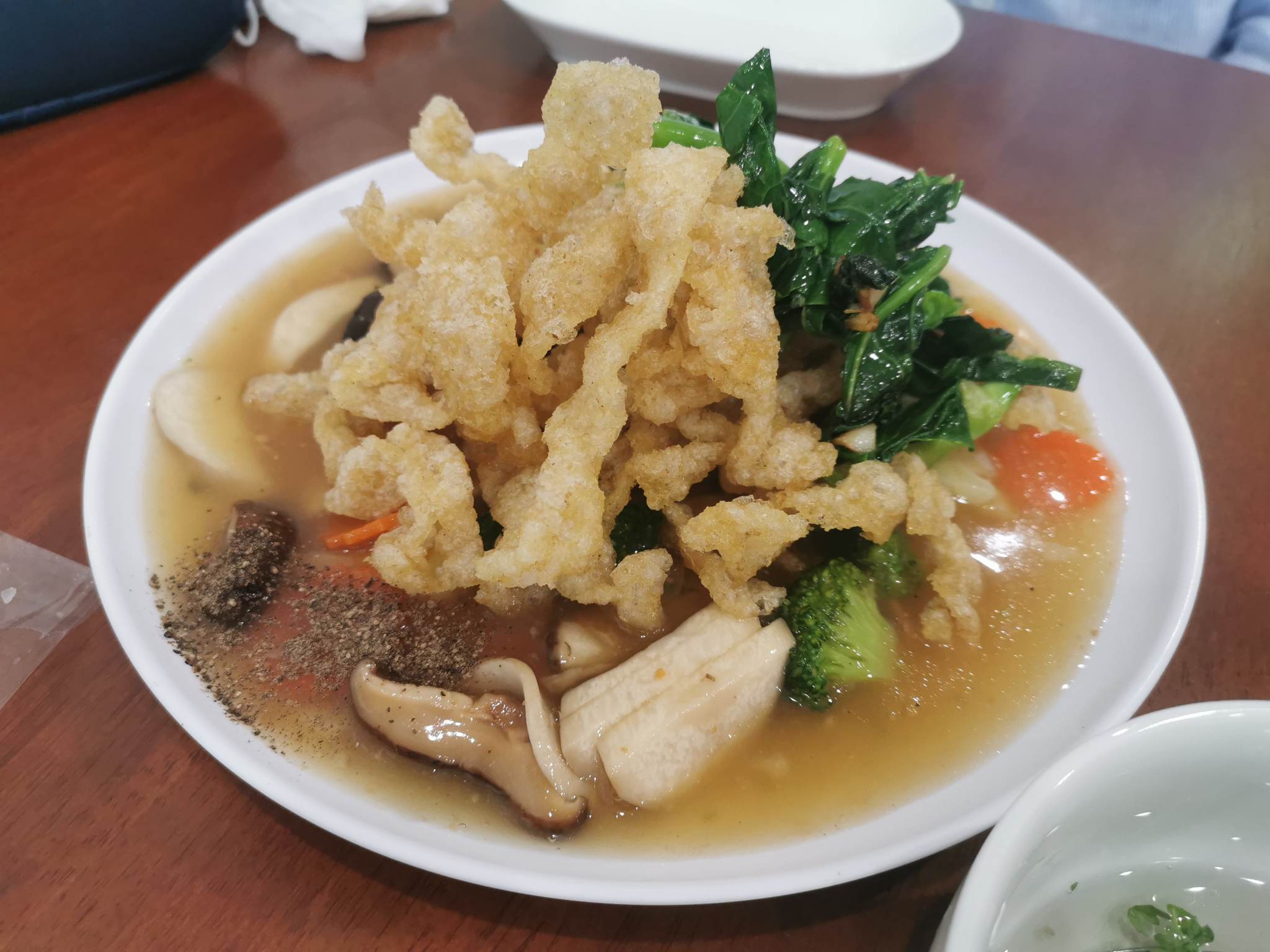 เมนูอาหารเจพิเศษ ราดหน้าเส้นกรอบ ของร้านโซวีแกน ตลาดสดไอยรา